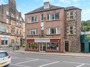 un edificio all'angolo di una strada di Bay View a Oban
