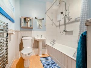 e bagno con servizi igienici, lavandino e vasca. di Bay View a Oban