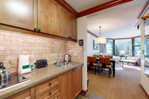 eine Küche mit einem Waschbecken und einem Esszimmer in der Unterkunft Resort at Squaw Creek's 521 in Olympic Valley