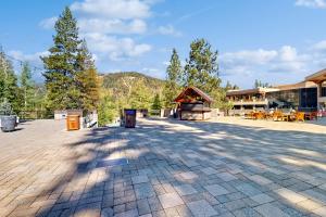 einen großen Innenhof mit einem Gebäude und Bäumen in der Unterkunft Resort at Squaw Creek's 521 in Olympic Valley