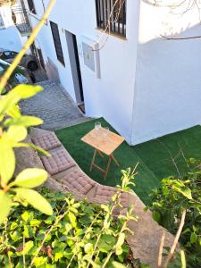 a small table with two wine glasses on top of a yard at Casa rural El Rincón de la Yedra in Setenil