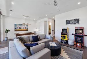 ein Wohnzimmer mit Sofa und Tisch in der Unterkunft Blue Mtn Beach - The Crest 9 in Santa Rosa Beach