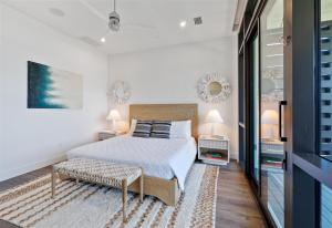 ein Schlafzimmer mit einem Bett und einem Teppich in der Unterkunft Blue Mtn Beach - The Crest 9 in Santa Rosa Beach + 74 Fotos