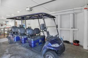 un carro de golf estacionado en un garaje en Waterfront Dream House Pool Golf Cart & Dock, en Destin 60 fotos más
