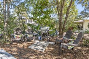 grupa krzeseł i grill w ogródku w obiekcie Seacrest West - 8 Wisteria w mieście Seacrest