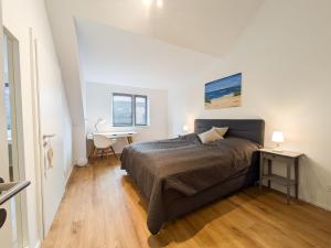 Postel nebo postele na pokoji v ubytování Waterkant, Loft am Hafen mit Traumblick über Hafen, Schlei und Ostsee