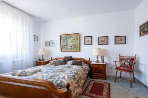 Un dormitorio con una cama grande y una silla. en Wohnen am Park, en Diez