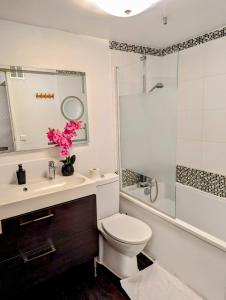 Et badeværelse på Opera Louvre HolidayApartment + 35 billeder