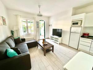 Η κουζίνα ή μικρή κουζίνα στο Aloha Apartment - Beach and pool