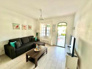 Μια τηλεόραση ή/και κέντρο ψυχαγωγίας στο Aloha Apartment - Beach and pool