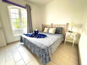 Ένα ή περισσότερα κρεβάτια σε δωμάτιο στο Aloha Apartment - Beach and pool +27 φωτογραφίες