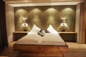 
A bed or beds in a room at Hotel Garni Gästehaus Edlhuber
