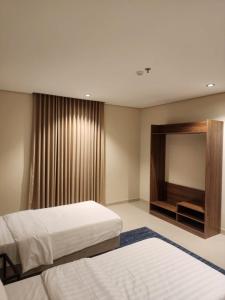 a hotel room with two beds and a mirror at المهيدب للشقق الفندقية in Rabigh +28 photos