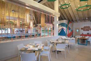 Restoran või mõni muu söögikoht majutusasutuses Emotions by Hodelpa - Juan Dolio