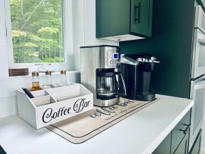 Η κουζίνα ή μικρή κουζίνα στο Tranquil Waters - Modern Lakefront Haven with Hot Tub - Explore, Relax, and Recharge! Close to UMF!