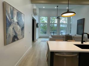 Μια τηλεόραση ή/και κέντρο ψυχαγωγίας στο Tranquil Waters - Modern Lakefront Haven with Hot Tub - Explore, Relax, and Recharge! Close to UMF!