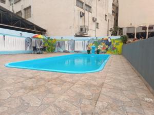 a swimming pool in the middle of a courtyard at Hotel Iguaçu Centro in Foz do Iguaçu