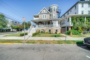 大洋城Less Than 1 Mi to Boardwalk and Beach Access Ocean City Apt!的街道拐角处的大房子