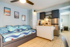 大洋城Less Than 1 Mi to Boardwalk and Beach Access Ocean City Apt!的一间带床和厨房的小卧室