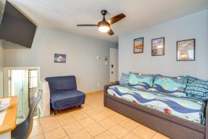 大洋城Less Than 1 Mi to Boardwalk and Beach Access Ocean City Apt!的一间卧室，有一张床和一把蓝色椅子