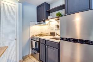 Less Than 1 Mi to Boardwalk and Beach Access Ocean City Apt!的厨房或小厨房