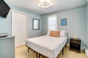 大洋城Less Than 1 Mi to Boardwalk and Beach Access Ocean City Apt!的一间带床和书桌的小卧室