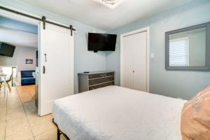 Less Than 1 Mi to Boardwalk and Beach Access Ocean City Apt!的电视和/或娱乐中心