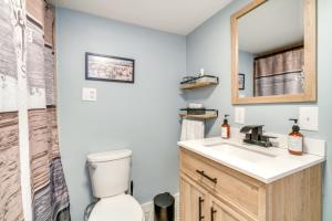 大洋城Less Than 1 Mi to Boardwalk and Beach Access Ocean City Apt!的带水槽和马桶的浴室 更多18张照片