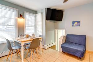 Less Than 1 Mi to Boardwalk and Beach Access Ocean City Apt!的休息区