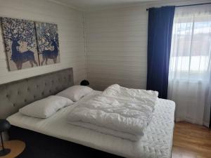Giường trong phòng chung tại Romslig leilighet midt i Lofoten