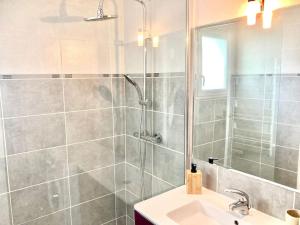 a bathroom with a shower and a sink at Maison bord de mer avec terrasse - Riva Bella in Ouistreham