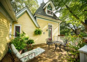 una casa con un patio con mesa y sillas en Sugar Magnolia Bed and Breakfast, en Atlanta