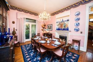 Un comedor con mesa y sillas y chimenea. en Sugar Magnolia Bed and Breakfast, en Atlanta