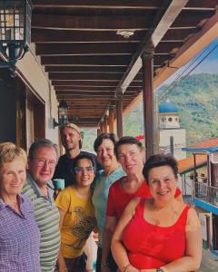 Eine Gruppe von Personen, die für ein Bild posieren in der Unterkunft Hotel Plenitud Jardín in Jardin