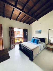 ein Schlafzimmer mit einem großen Bett mit blauen Kissen in der Unterkunft Hotel Plenitud Jardín in Jardin