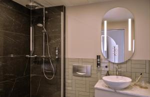 Un baño de Leonardo Royal Hotel Baden- Baden