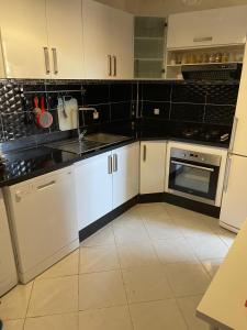 Kuchyň nebo kuchyňský kout v ubytování Appartement OUJDA Résidence ALGHAYT 1