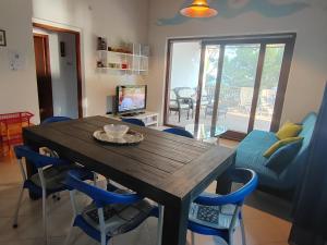 Televízia a/alebo spoločenská miestnosť v ubytovaní Apartment Veroni + 7 fotografií