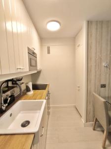 Kuchyň nebo kuchyňský kout v ubytování OLIVIA SUNSET BLISS - AC, fibre net, large pool, La Gomera and ocean view