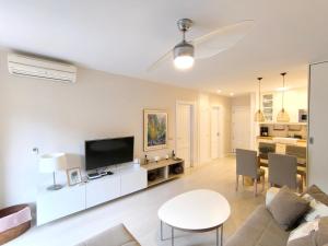 TV a/nebo společenská místnost v ubytování OLIVIA SUNSET BLISS - AC, fibre net, large pool, La Gomera and ocean view