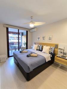 Postel nebo postele na pokoji v ubytování OLIVIA SUNSET BLISS - AC, fibre net, large pool, La Gomera and ocean view