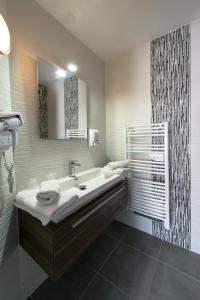 y baño con lavabo y espejo. en Holidays & Work HOTEL en Sanary-sur-Mer