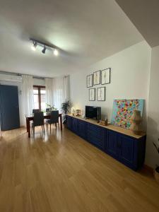 un salon avec une table et une salle à manger dans l'établissement Apartamento Primavera Centro, à Ronda