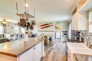 Η κουζίνα ή μικρή κουζίνα στο 2 Mi to Lake Cumberland Family-Friendly Retreat!