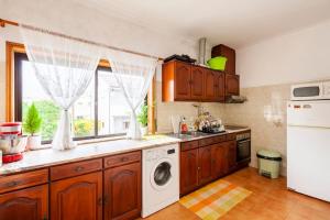 Kuchyň nebo kuchyňský kout v ubytování Quarto privado Viana do Castelo