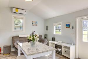 Un lugar para sentarse en Ocala Tiny Home on 10-Acre Farm Near WEC!