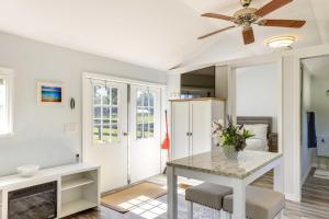 Una cocina o kitchenette en Ocala Tiny Home on 10-Acre Farm Near WEC!