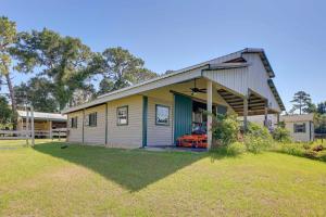 Un jardín fuera de Ocala Tiny Home on 10-Acre Farm Near WEC!