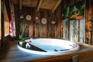 wanna w pokoju z drewnianymi ścianami w obiekcie Chalet La Plagne jacuzzi vue top w mieście Montchavin