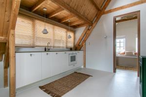 eine Küche mit weißen Wänden und Holzdecken in der Unterkunft Dok 20, Lemmer in Lemmer